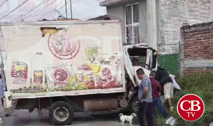 Camioneta se lácteos se impacta contra un poste de CFE
