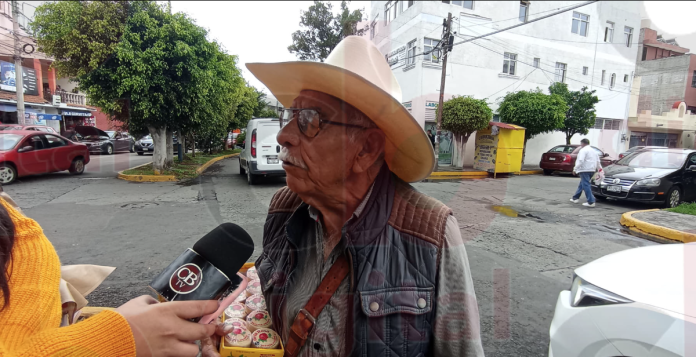 Abel a sus 80 años vende Mazapanes para poder comer