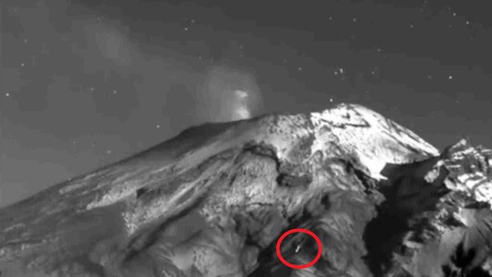 Captan extrañas luces salir del volcán Popocatépetl