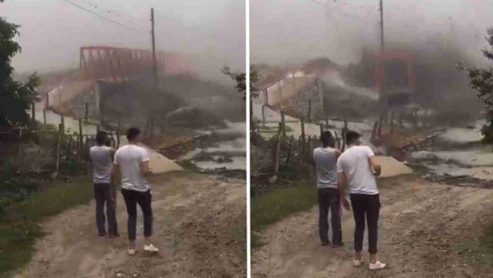 Fuerte temporal provoca alud que derriba puente peatonal en Argentina