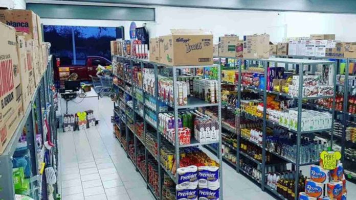 Con niño en brazos asaltan establecimiento