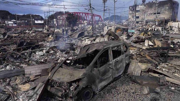 Suman 94 muertos y 242 desaparecidos tras sismo en Japón