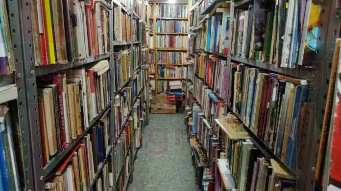 Vendedores de libros viejos, con buenas ventas que les permite tener una vida tranquila