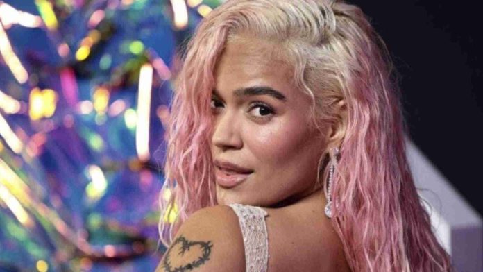 Karol G anunció su compromiso en pleno concierto 