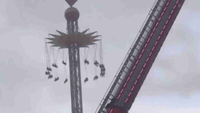 Visitantes de Six Flags se quedan colgados a 70 metros de altura