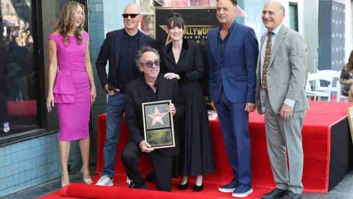 Tim Burton recibe estrella en el paseo de la fama de Hollywood