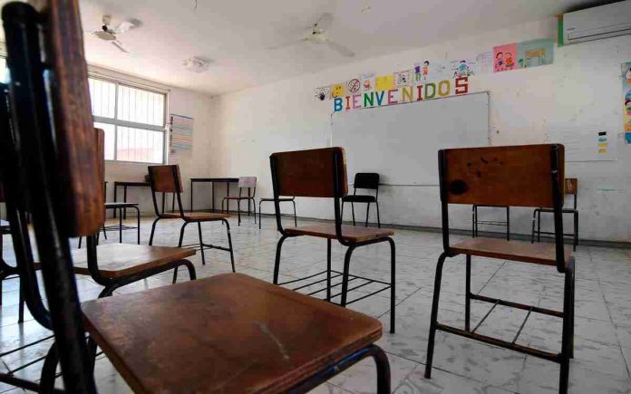 Detienen a profesora por abuso sexual a menores en un instituto