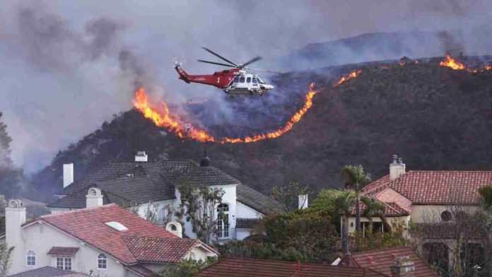 Evacuan a mas de 100,000 personas en los Angeles por incendios