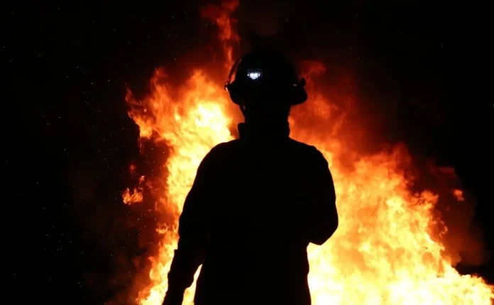 Evacuan a mas de 100,000 personas en los Angeles por incendios