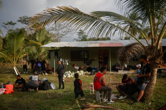 Renuncian venezolanos a EE.UU.