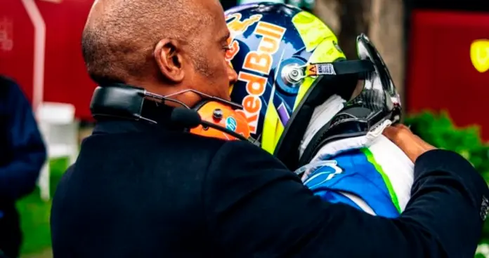 Anthoy Hamilto se muestra empático con jóvenes pilotos de F1