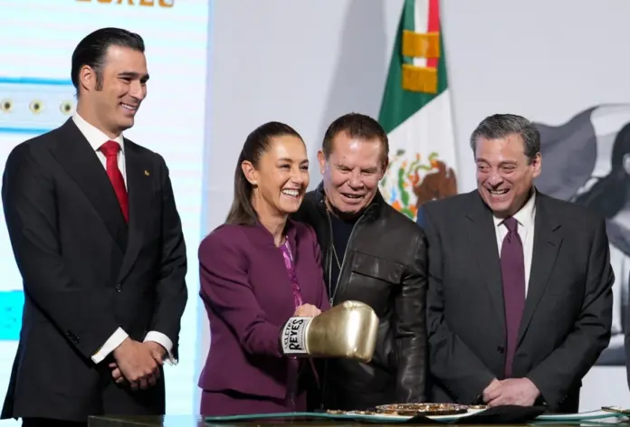 Julio Cesar Chavez anuncia su clase nacional de box en el Zócalo