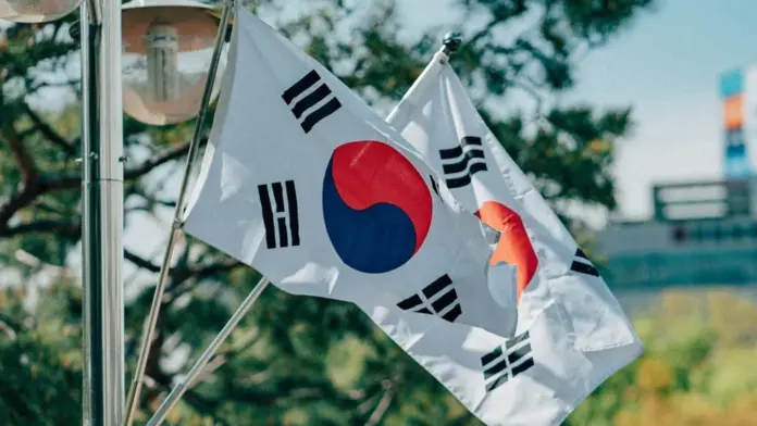 La Fuerza Aérea de Corea del Sur en conjunto con Estados Unidos, a las 10:05 horas, lanzo ocho proyectiles por accidente desde un caza, mientras practicaban maniobras conjuntas con el ejercito del país, provocando 7 personas heridas y daño a varias viviendas, en la localidad de Pocheon 50 km al norte de Seúl, la capital surcoreana.