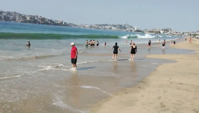 Mar de fondo provoca fuertes olas en Acapulco