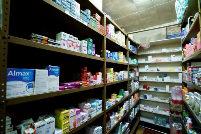 El gobierno de México dice que la declaración de la nulidad de licitación de 2025-2026 de la Secretaría Anticorrupción y Buen Gobierno no afectará el abasto de medicamentos, “las órdenes de suministro ya emitidas permiten garantizar la disponibilidad de insumos durante el tiempo necesario para reponer el procedimiento de contratación y adjudicar nuevos contratos conforme a los principios de legalidad y eficiencia”.