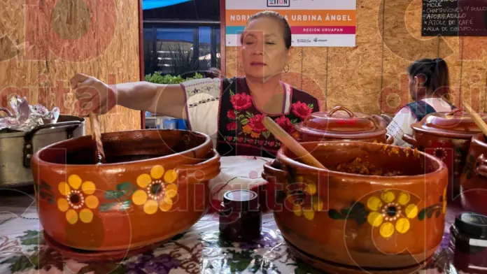 Norma Alicia, cocinera tradicional de Uruapan, ofrece productos cultivados y preparados por sus manos