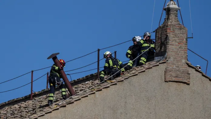 Instalan chimenea sobre la Capilla Sixtina para anunciar al nuevo papa