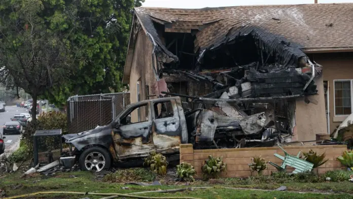 Avioneta se impacta en zona residencial de California; se registran presuntos fallecidos y daños de inmuebles