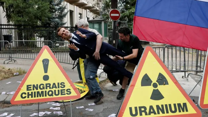 #Video: Activistas de Greenpeace roban la estatua de cera del presidente Macron; la colocan en frente de la embajada de Rusia como protesta