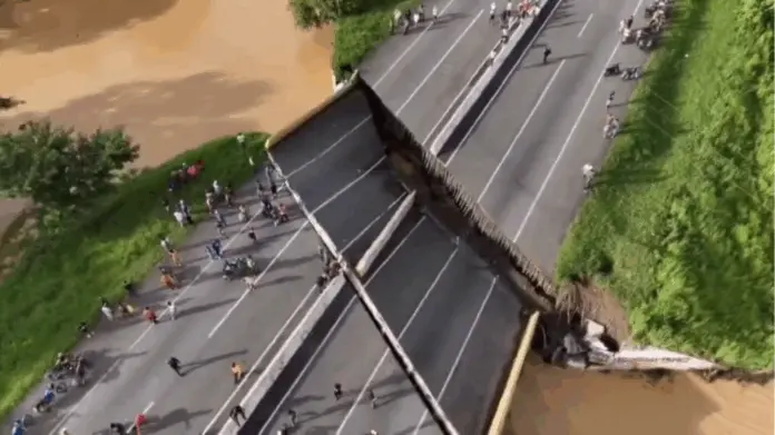 Colapsa puente en autopista José Antonio Páez