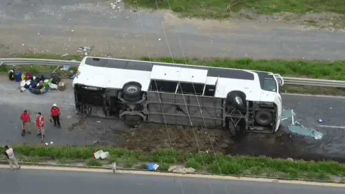 Tragedia en Nuevo León: Se registran 8 muertos y 22 lesionados tras volcadura de autobús en el tramo de Montemorelos-Hualahuises.