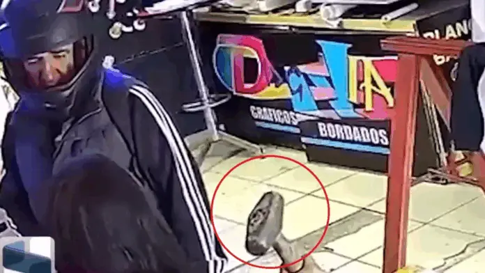 #Video: Mujer se defiende de un asaltante con un martillo dentro de un negocio en Xochimilco