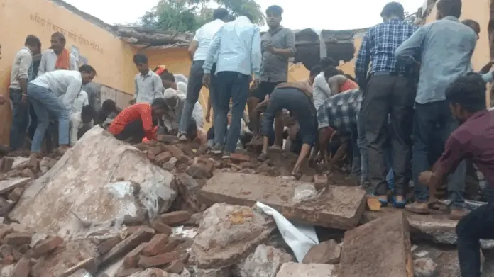 #Video: Derrumbe de un techo en una escuela deja al menos 7 niños muertos y 21 heridos en India