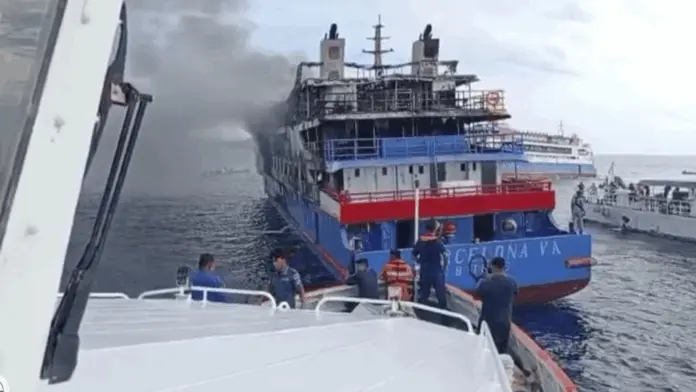 Incendio en ferry de Indonesia deja al menos 3 muertos y cientos de rescatados
