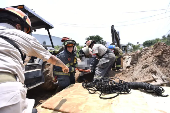 Derrumbe en obras de Tlaquepaque deja dos hombres atrapados; uno de ellos perdió la vida