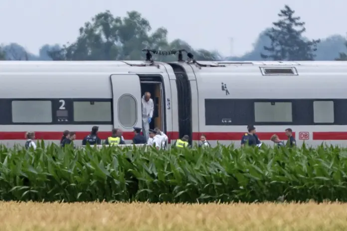 Hombre ataca a pasajeros con un hacha dentro un tren de Alemania; se reportan cuatro heridos