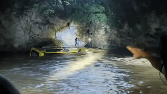 Al menos 8 muertos y varios heridos tras caída de un autobús en río de Guerrero