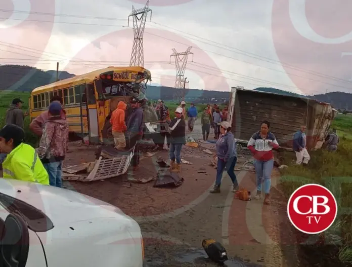 Autobús de jornaleros y camión torton