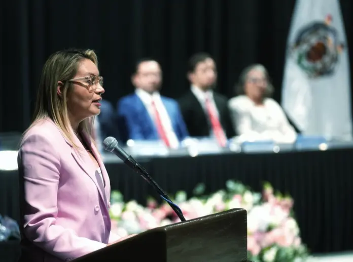 La rectora entregó cartas de pasante a integrantes de la generación 2020-2025