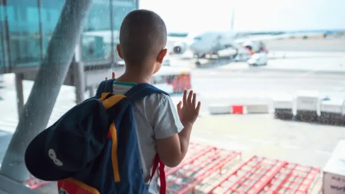 Padres abandonan a su hijo de 10 años en un aeropuerto de España; no querían perder sus boletos de avión
