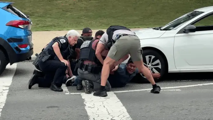 #Video: ¡No debo nada! Migrante mexicano es sometido por agentes del ICE en Washington