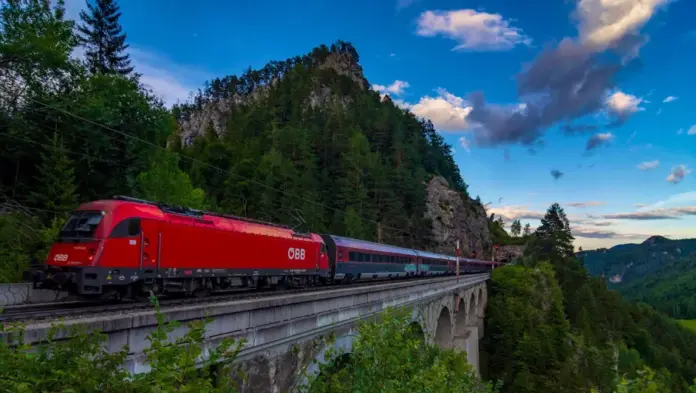 Se le cierra la puerta al salir a fumar y le toca aferrarse al tren en marcha