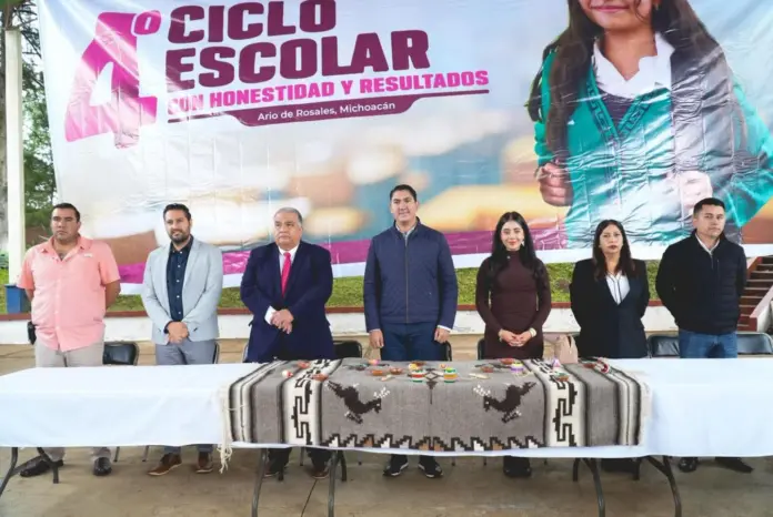 Inauguran Yohana Mendoza y Lenin López ciclo escolar 2025 - 2026 en Ario de Rosales