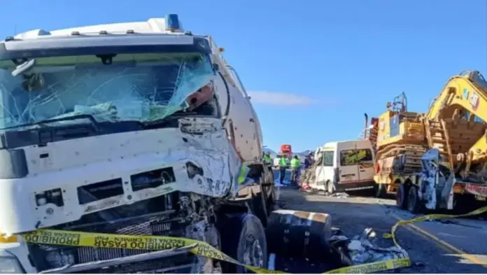14 fallecidos en choque múltiple en Perú