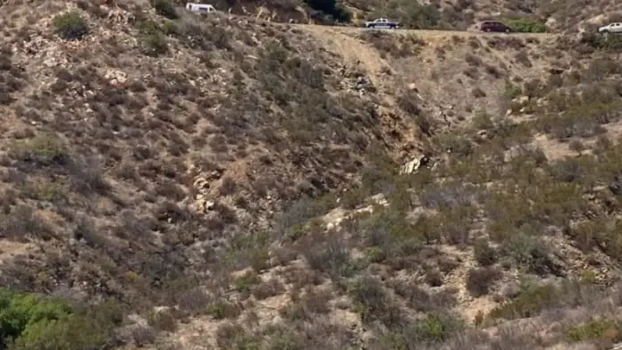 Muere cabo de infantería después de que su camión cayera por barranco en Ensenada, Baja California