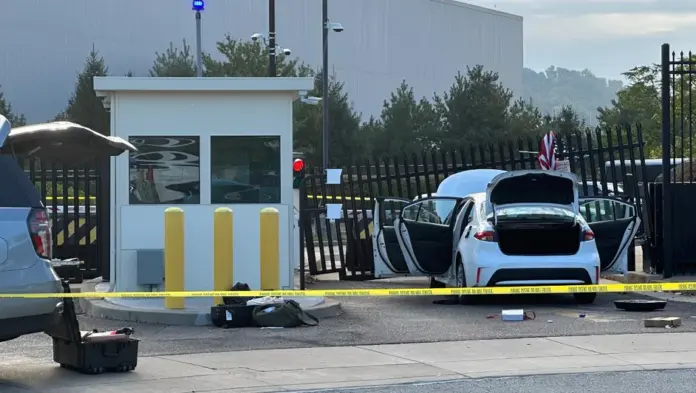 Hombre choca su carro contra las puertas del FBI en Pittsburgh
