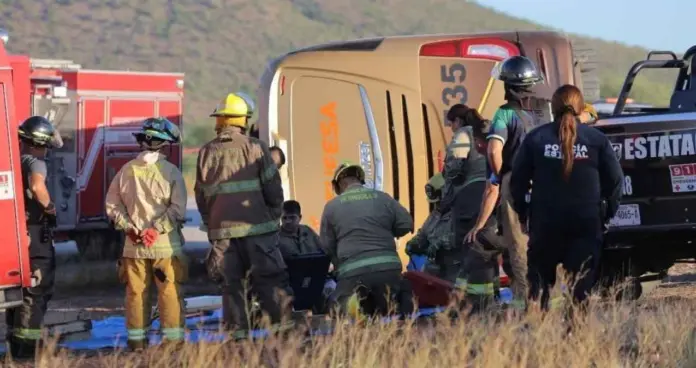 Volcadura de autobús en la carretera Hermosillo-Guaymas deja al menos 7 muertos