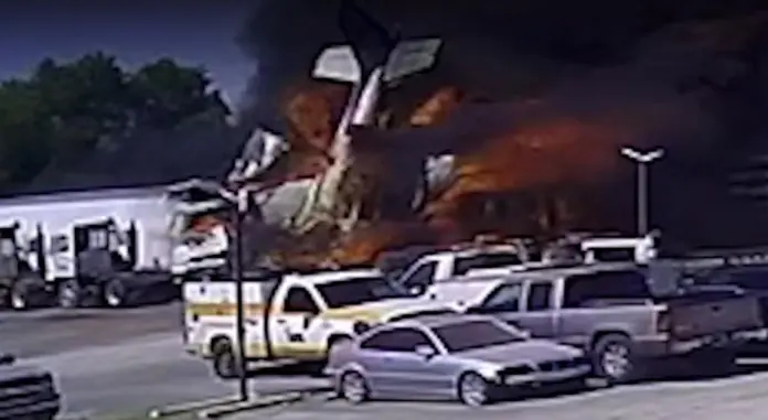 Avioneta se estrella en un estacionamiento en Texas y deja varios vehículos en llamas; se reportan dos muertos | VIDEO