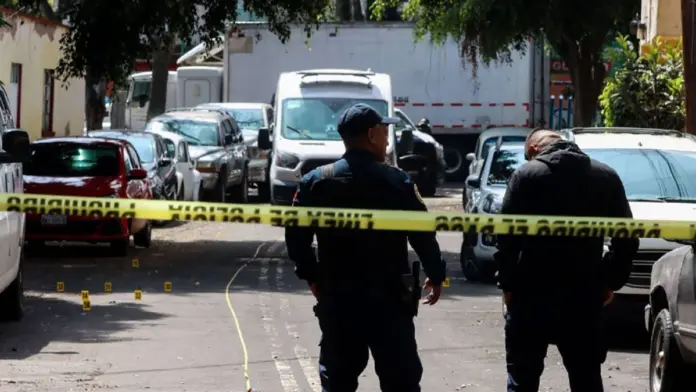 Policias frustran robo de vehículo en CDMX; muere un asaltante tras ser abatido