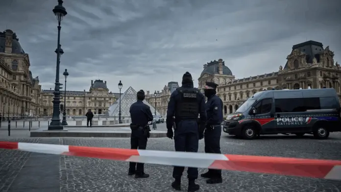 Detienen a cinco nuevos sospechosos del robo de joyas en el Louvre