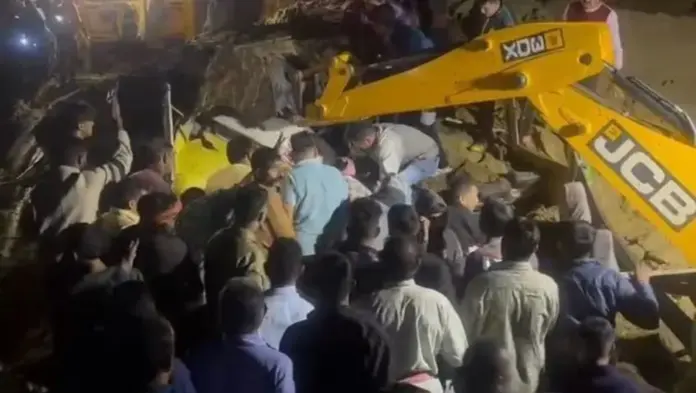 Autobús sufre accidente por lluvias y deja 15 muertos en la India