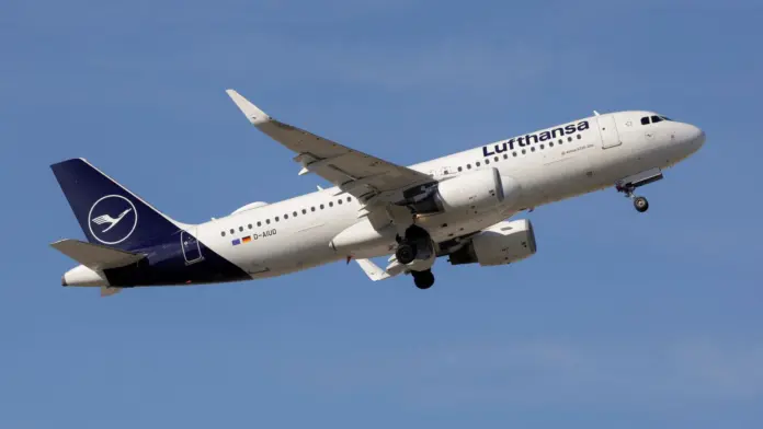 Sujeto apuñala a dos adolescentes durante vuelo hacia Alemania