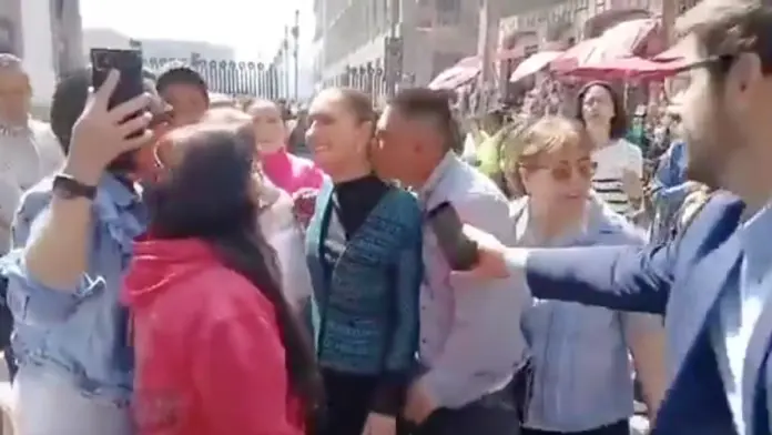 Sheinbaum es acosada por sujeto en el Centro Histórico de CDMX