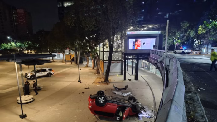#Video: Camioneta cae en Glorieta de Insurgentes