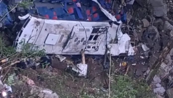 Cae un autobús a barranco, hay 10 estudiantes muertos