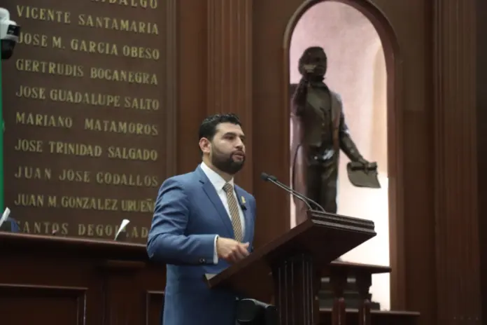 Octavio Ocampo presenta iniciativa para proteger a productores de maíz en Michoacán